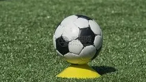 《塔影留痕：周年之际，遗孀温情分享一家三口甜蜜同框》